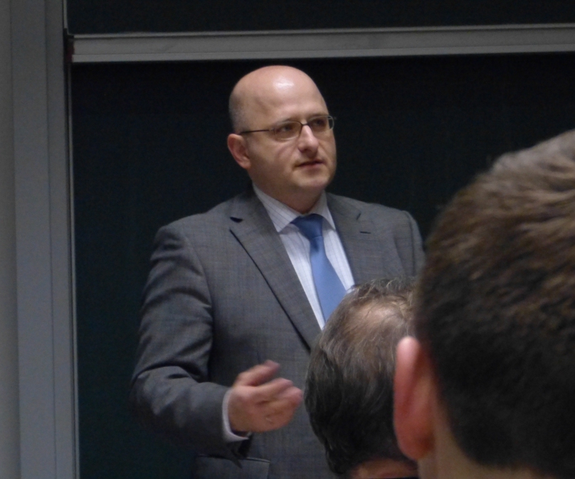 Prof. Herrmann beantwortet die Fragen der Betroffenen.