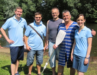 Eröffnung des Sandower Badefestes mit Michael Schierack, MdL, dem Stellvertretenden Vorsitzenden des Bürgervereins Sandow Jörg Schnapke und einigen der fleißigen JUler. Eröffnung des Sandower Badefestes mit Michael Schierack, MdL, dem Stellvertretenden Vorsitzenden des Bürgervereins Sandow Jörg Schnapke und einigen der fleißigen JUler.